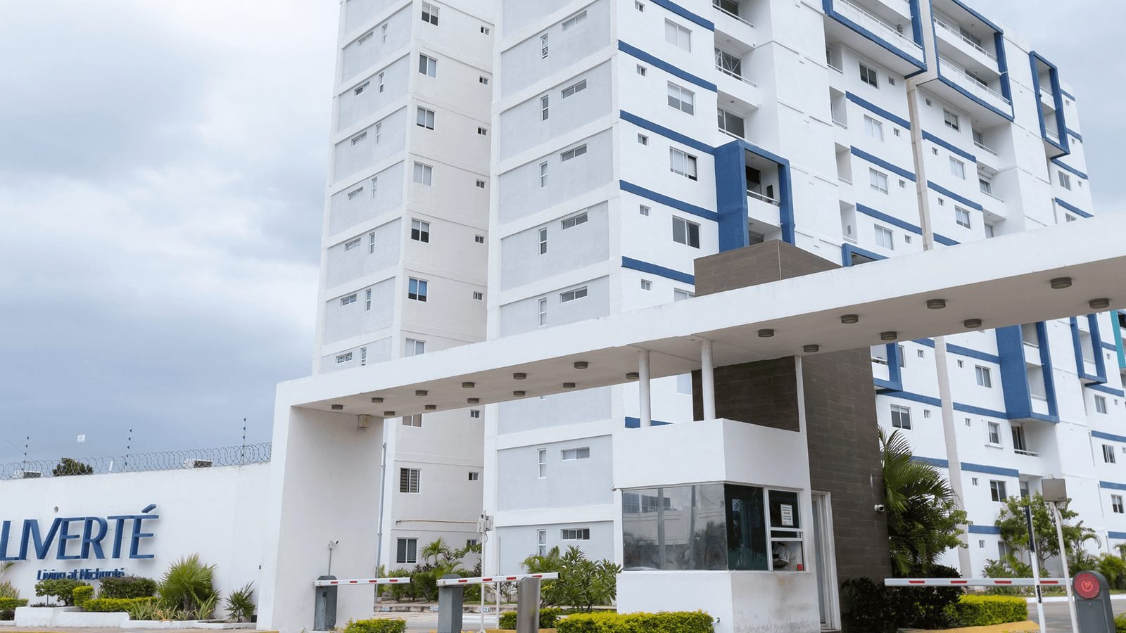 Departamentos en Cancún en el desarrollo cerrado Liverté sobre Av. Nichupté con acceso controlado